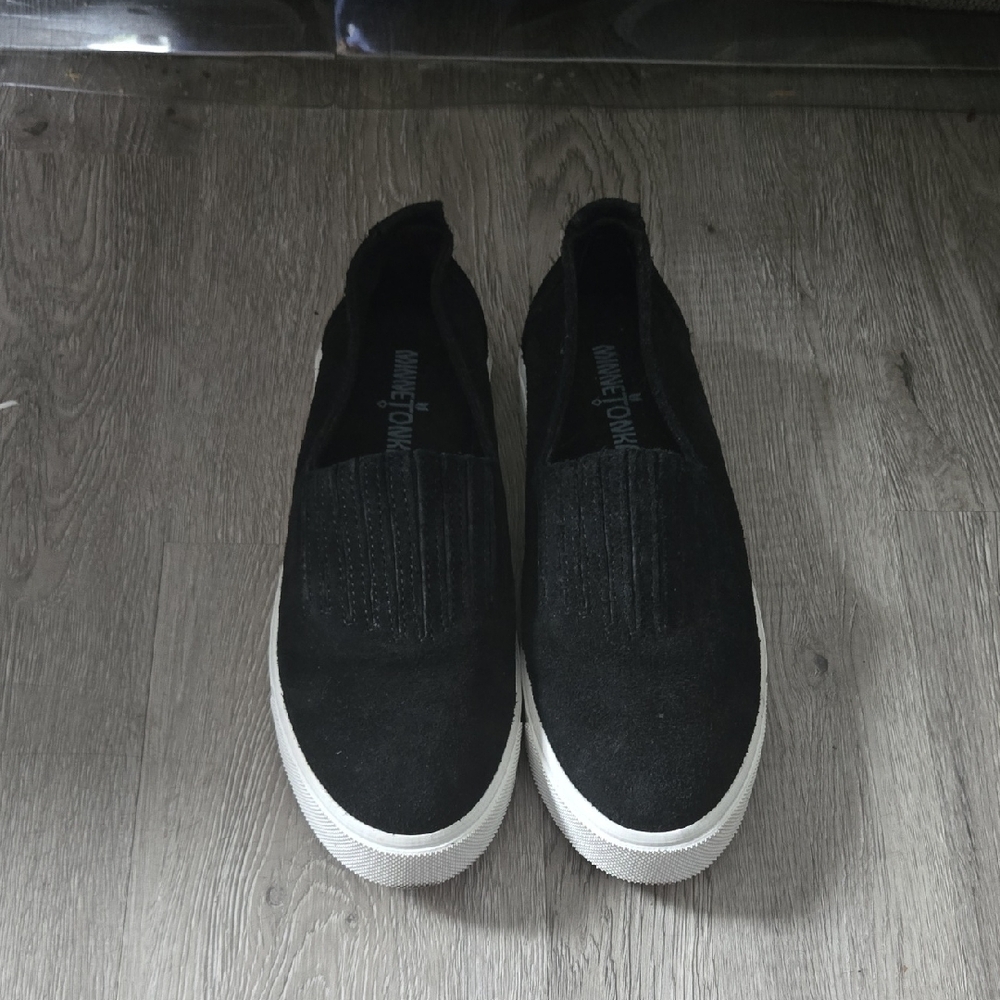 Minnetonka Womens Slip On Sneakers Size 6.5 NWOB